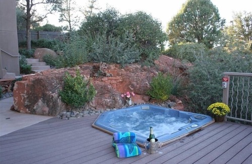 Sedona Condo | *Beautiful Views*Ensuite Jetted Tub for Two*Private Deck*Fireplace*Walk to All!