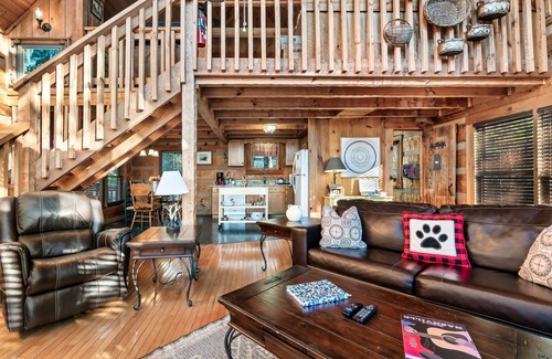 Gatlinburg - Pigeon Forge Cabin | Beautiful Views~GSMNP~ Hot Tub-10 min to Parkway ~Private!