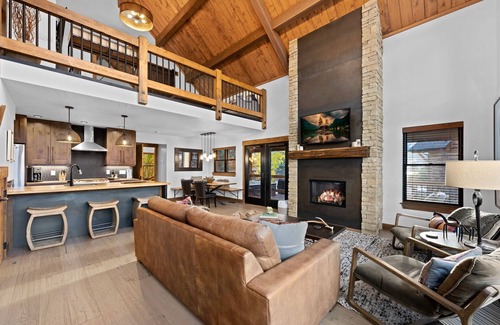 Estes Park Cabin | Beautiful Views! Jacuzzi, Indoor/Outdoor Fireplace, Steps to Lake Estes