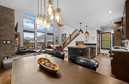 Estes Park Cabin | Beautiful Views! Jacuzzi, Indoor/Outdoor Fireplace, Steps to Lake Estes