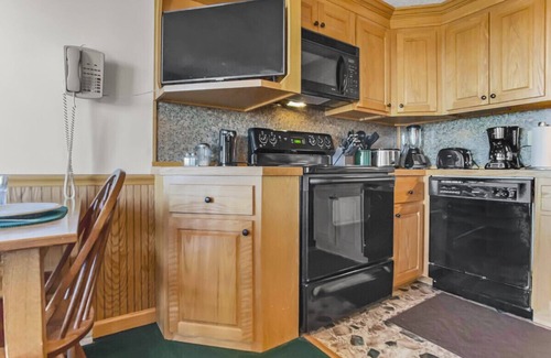Snowshoe Apartment | Beautiful Views New Deck Wi-Fi