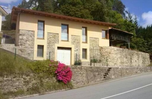 San Pedro de la Ribera Cottage | Beautiful views of the green nature from the inside Asturiana