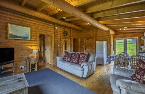 Spittal of Glenshee House | Beautiful villa for 4 people with WIFI, hot tub and parking