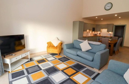 Little Rissington House | Beautiful villa for 6 guests with hot tub, WIFI, pets allowed and parking