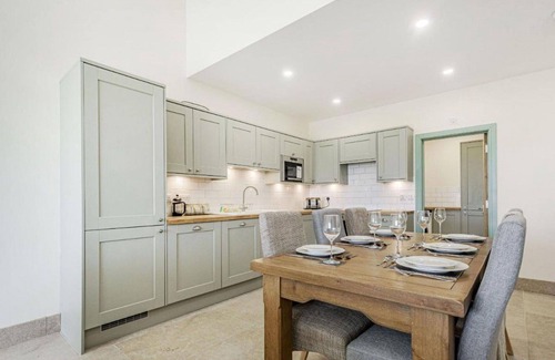Little Rissington House | Beautiful villa for 6 guests with hot tub, WIFI, pets allowed and parking