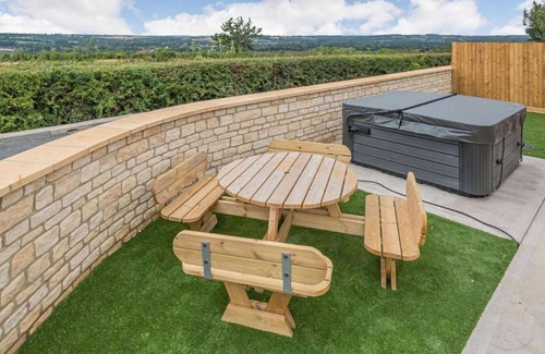 Little Rissington House | Beautiful villa for 6 guests with hot tub, WIFI, pets allowed and parking