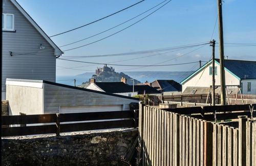 Marazion House | Beautiful villa for 2 people with WIFI, pets allowed and parking