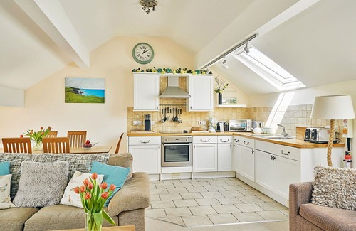 Hartland House | Beautiful villa for 6 guests with WIFI, pets allowed and parking