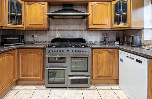 Llangollen House | Beautiful villa for 10 guests with WIFI, TV and pets allowed