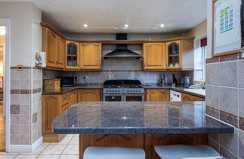 Llangollen House | Beautiful villa for 10 guests with WIFI, TV and pets allowed