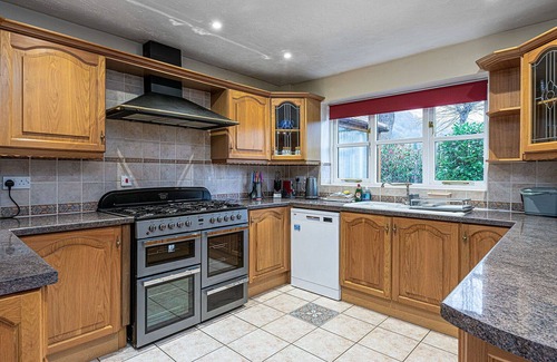 Llangollen House | Beautiful villa for 10 guests with WIFI, TV and pets allowed