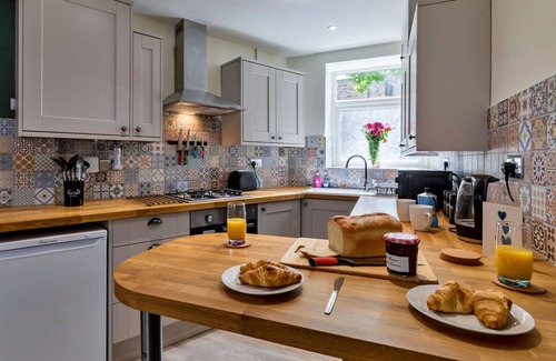New Mills House | Beautiful villa for 2 people with WIFI, pets allowed and parking