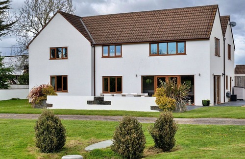 Lympsham House | Beautiful villa for 12 guests with hot tub, WIFI, terrace and pets allowed