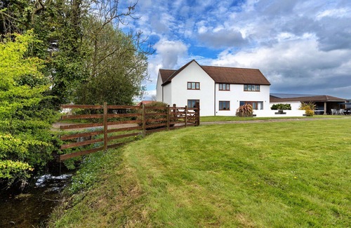 Lympsham House | Beautiful villa for 12 guests with hot tub, WIFI, terrace and pets allowed