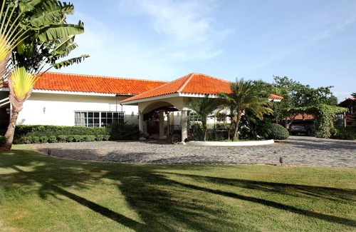 Los Mangos Villa | Beautiful Villa Near the Beach