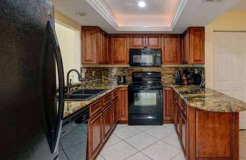 Sarasota House | BEAUTIFUL VILLA NEAR SIEATA KEY! This coveted Community includes Pool/Hot.