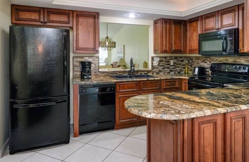 Sarasota House | BEAUTIFUL VILLA NEAR SIEATA KEY! This coveted Community includes Pool/Hot.