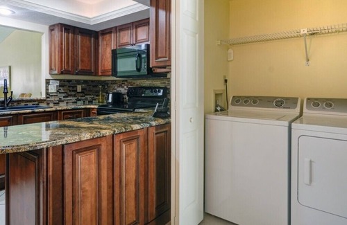 Sarasota House | BEAUTIFUL VILLA NEAR SIEATA KEY! This coveted Community includes Pool/Hot.