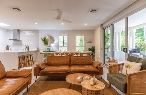 Port Douglas Villa | Beautiful Villa only steps away from the iconic Four Mile Beach. Perfect for families!
