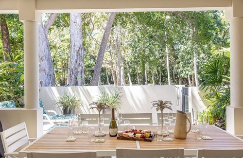 Port Douglas Villa | Beautiful Villa only steps away from the iconic Four Mile Beach. Perfect for families!