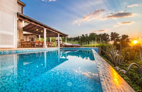 Mirce Villa | Beautiful villa on the island of Brac with infinity pool, beach at 30 meters