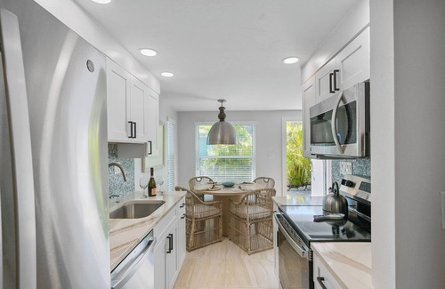 Anna Maria Condo | Beautiful Villa, Perfect Small Getaway. Close to beach, beach gear provided!