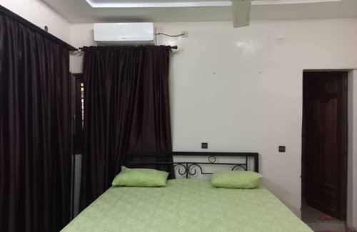 Niamey Bed & Breakfast | Beautiful villa with 6 bedrooms, 5 showers, hot/cold water and ample parking space