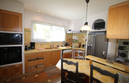 La Farlede Villa | Beautiful villa with garden, swimming pool and jacuzzi close to all amenities