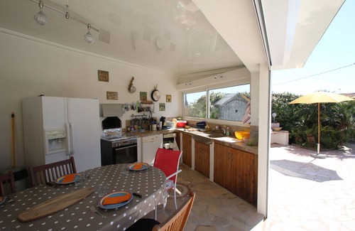La Farlede Villa | Beautiful villa with garden, swimming pool and jacuzzi close to all amenities
