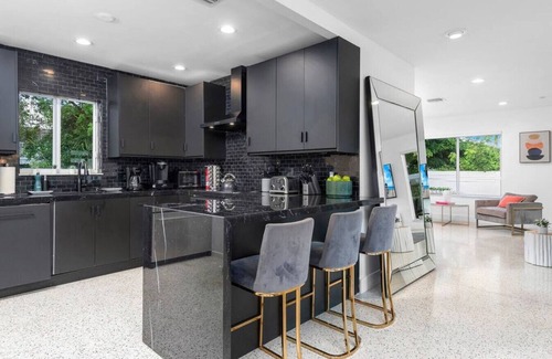 Northeast Miami House | Beautiful Villa with heated pool, Fits 14 !