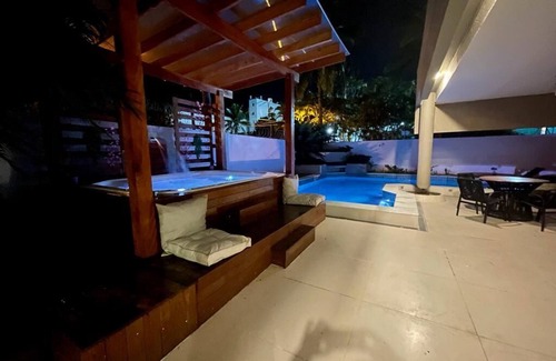 Balneario Praia do Pernambuco House | Beautiful villa with spa and pool 50 meters from the beach