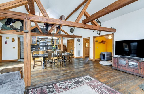 Wasilla House | Beautiful Wasilla Home Rental w/Deck & Gas Grill!