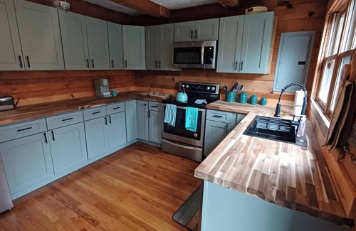 Pearisburg Cabin | Beautiful water front cabin in charming Pearisburg with all amenities.