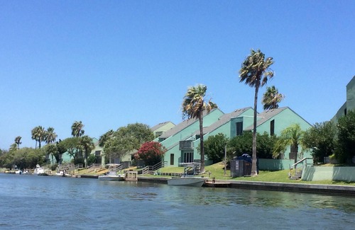 Corpus Christi Condo | Beautiful Waterfront Condo, Boat dock, 2bd/2bath, washer/dryer, great fishing!