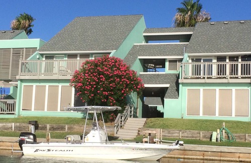 Corpus Christi Condo | Beautiful Waterfront Condo, Boat dock, 2bd/2bath, washer/dryer, great fishing!