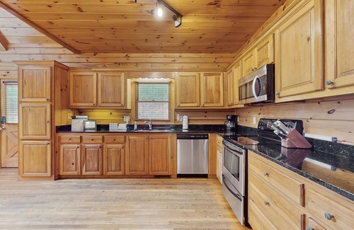 Mineral Bluff Cabin | Beautiful Waterfront cottage w/bar, and river-side deck.