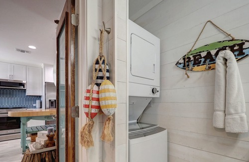 Old Town House | Beautiful Waterfront Condo/Watch Dolphins from Deck/Walk to Beach/Private Pier!!