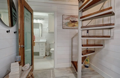 Old Town House | Beautiful Waterfront Condo/Watch Dolphins from Deck/Walk to Beach/Private Pier!!