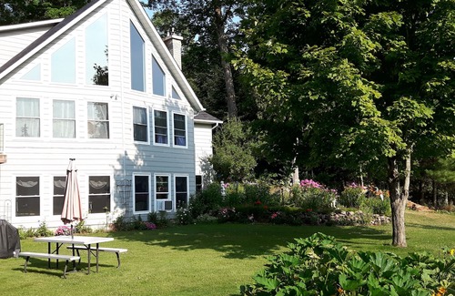Bobcaygeon Apartment | Beautiful waterfront 2 bedroom vacation rental on Nogies Creek near Bobcaygeon.