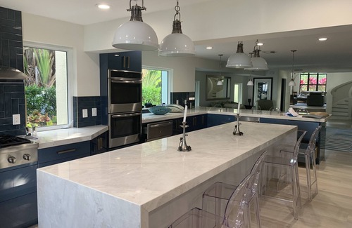 Longboat Key House | Beautiful Waterfront Estate! Private gated property. Deeded beach access.