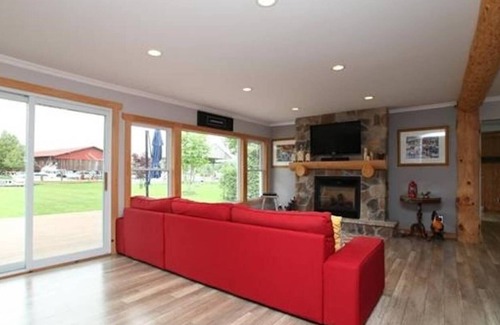 Ramara Cottage | Beautiful Waterfront Cottage - Boater's Paradise