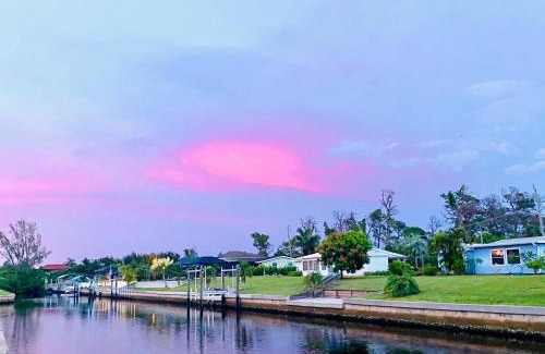 Englewood South House | Beautiful Waterfront Home Less Than 7 mins to Beaches