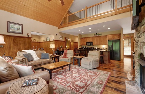 Sylva House | Beautiful, waterfront home w/high ceilings, a full kitchen, & a furnished deck
