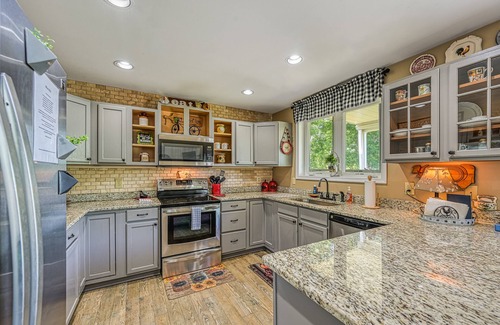 Mineral House | Beautiful waterfront townhouse w/perfect location, fireplace & WiFi