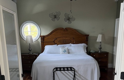 Dadeville House | Beautiful waterfront home with room for 15