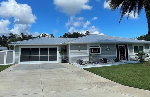 Homosassa House | Beautiful Waterfront Home- large dock, huge patio, very close to the springs!