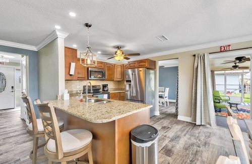 Palm Harbor House | Beautiful Waterfront Pool Home | Close to Golf & Beaches | Dog Friendly | Free Wifi | Dock