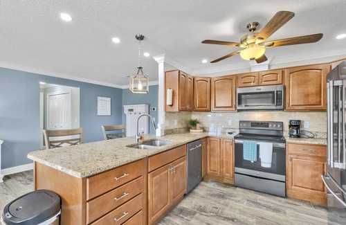 Palm Harbor House | Beautiful Waterfront Pool Home | Close to Golf & Beaches | Dog Friendly | Free Wifi | Dock
