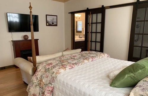 Amherstburg House | Beautiful, Willow Beach Cottage steps to the lake