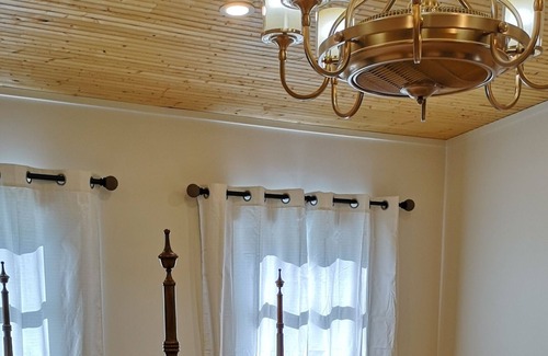 Amherstburg House | Beautiful, Willow Beach Cottage steps to the lake